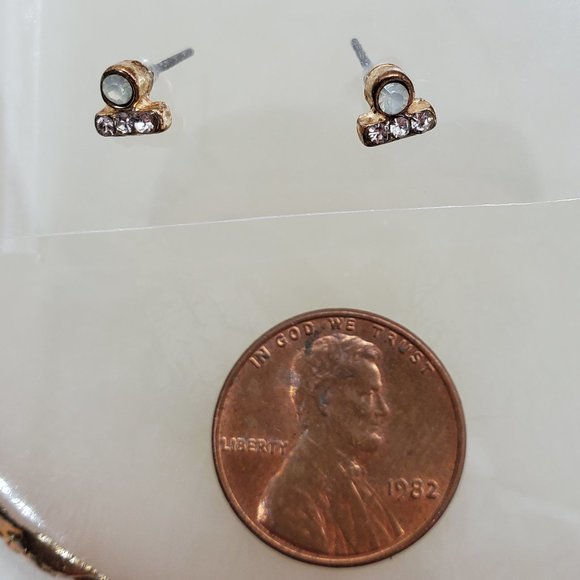 ๐ค BUNDLE TO SAVE ๐ค Torrid Opalescent & White Crystal Dainty Stud Earrings - Picture 2 of 5